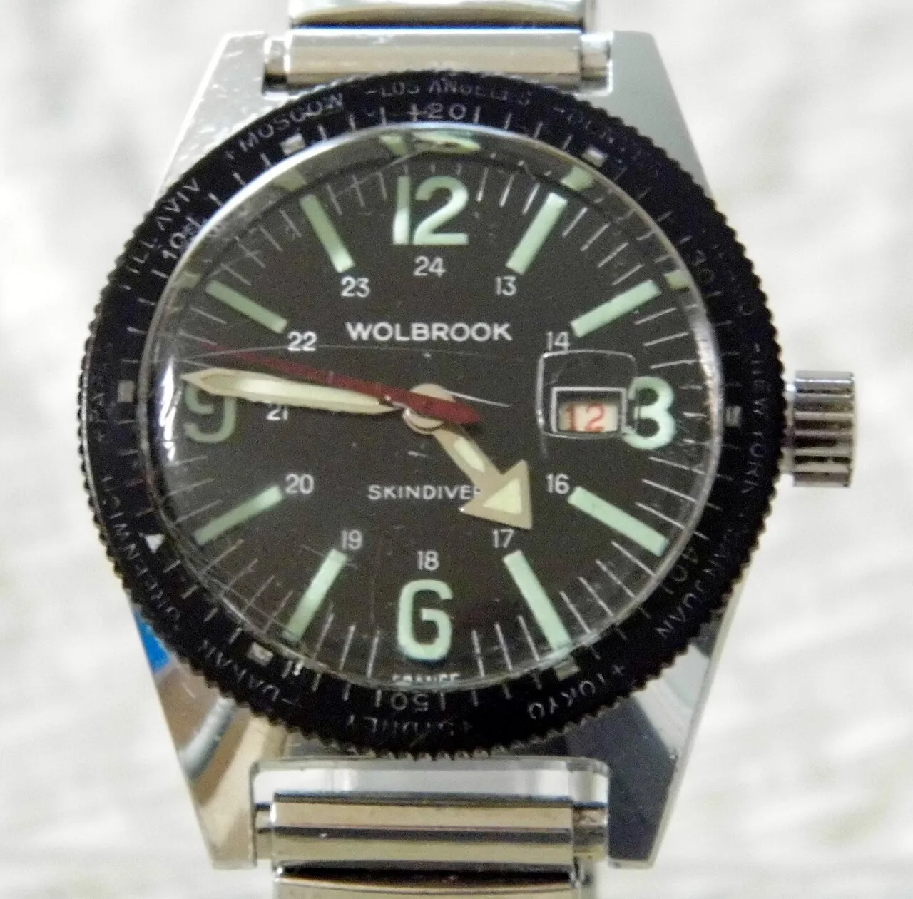 (2) A wristwatch of the 1930s