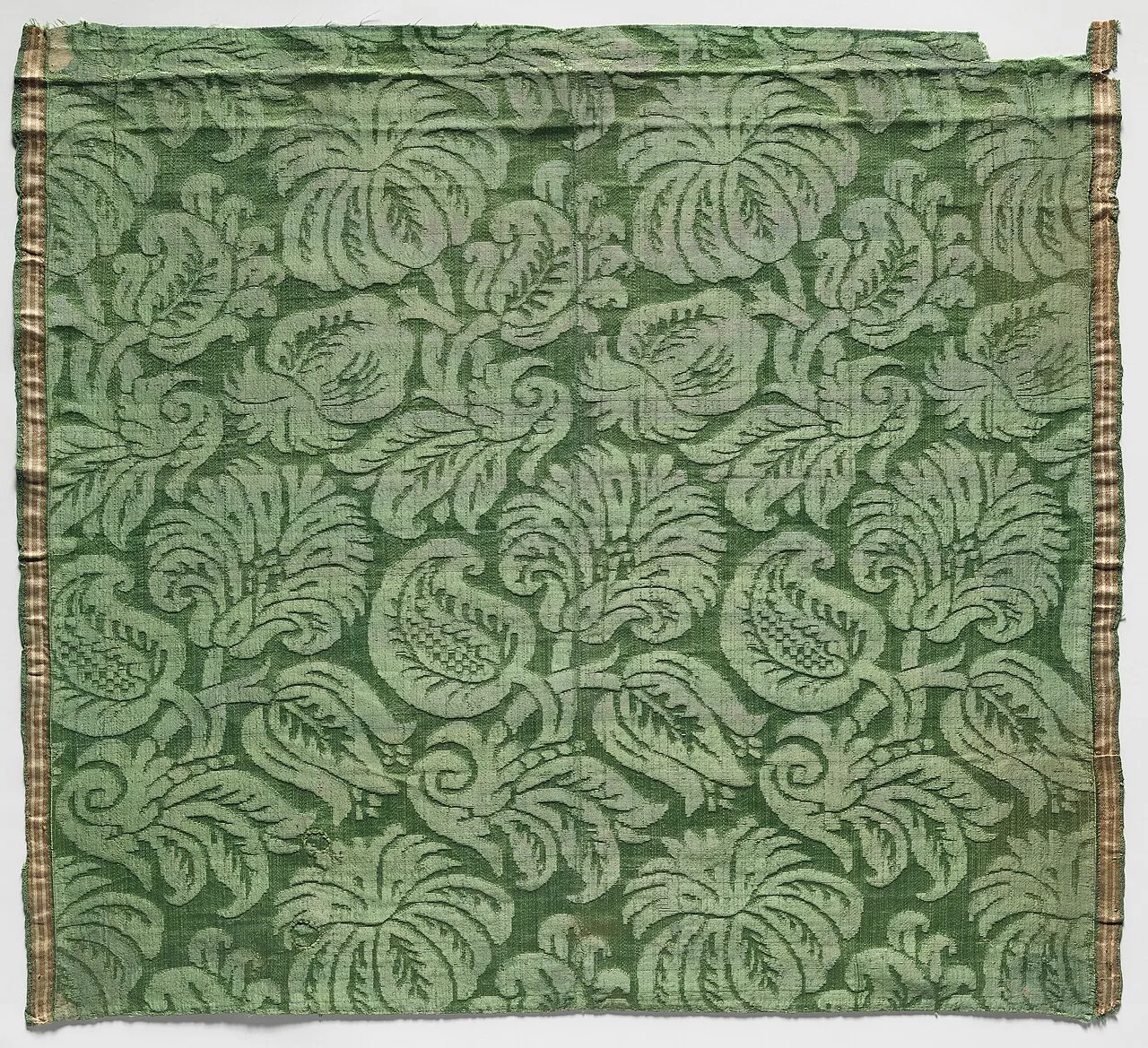 (3) Damask: a pattern made visible by the weave itself